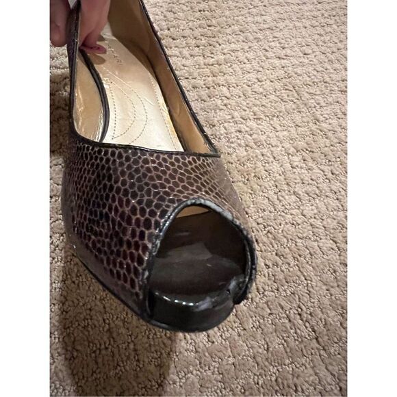 Well worn Tahari brown heels project shoes size 8.5 - Picture 7 of 8
